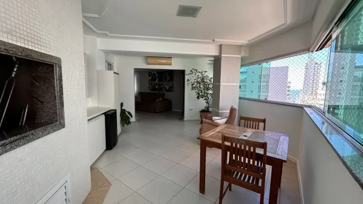 Apartamento 2 suítes + 1 dormitório · Centro